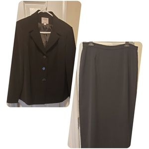 Women's 2pc Suit with lined jacket and skirt.
